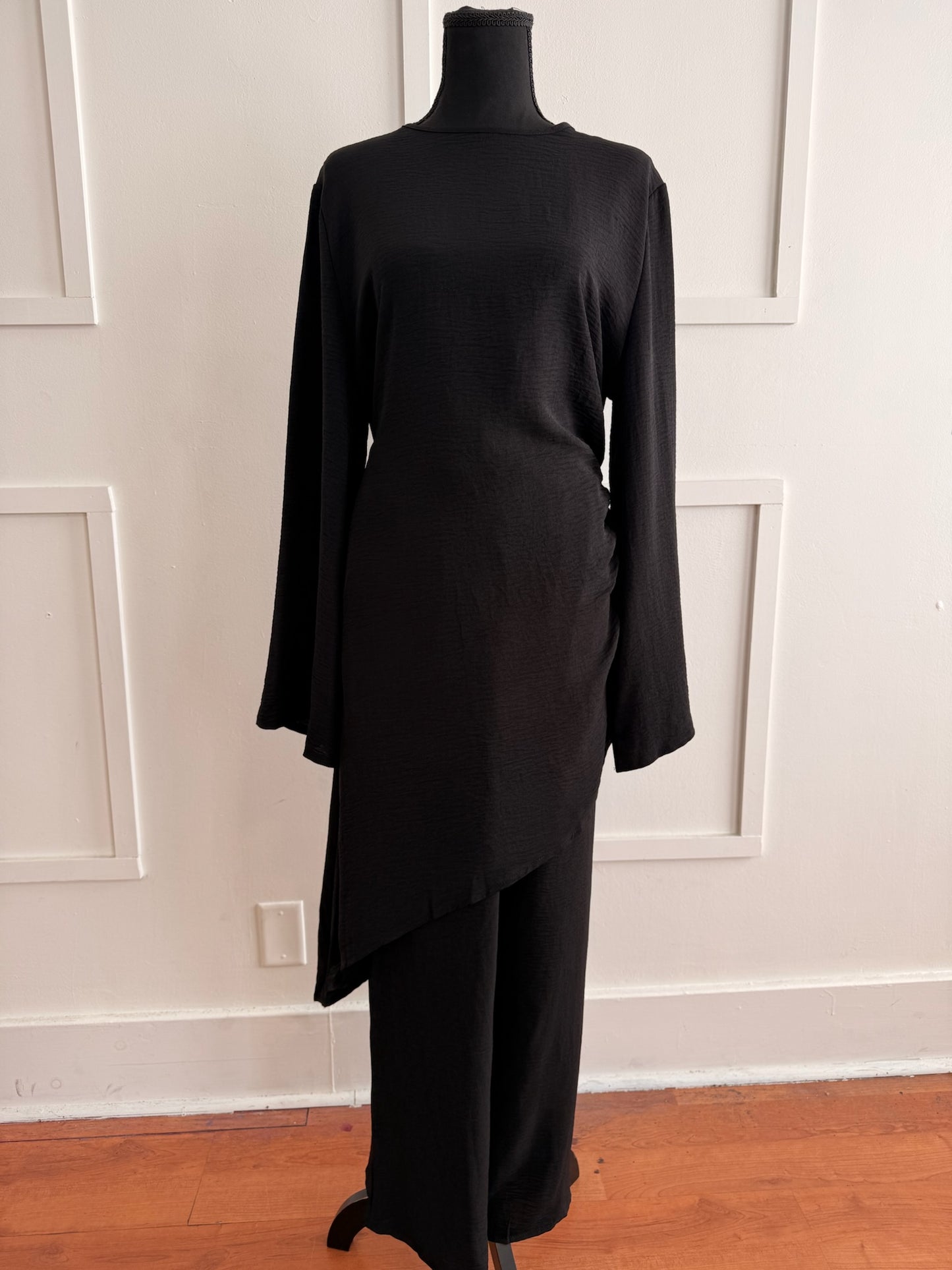 Asymmetrical long top and bottom set